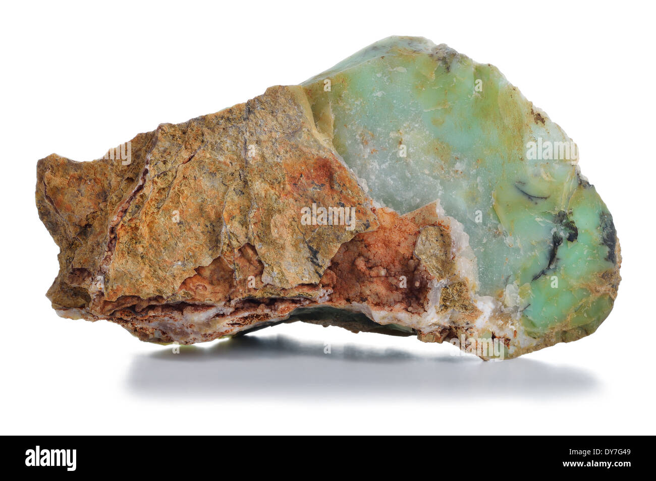 Verde ruvida opal (chryzopal) vene. Uncut minerale opache isolate. Chryzopal da Szklary vicino Zabkowice Slaskie Szklary se Foto Stock