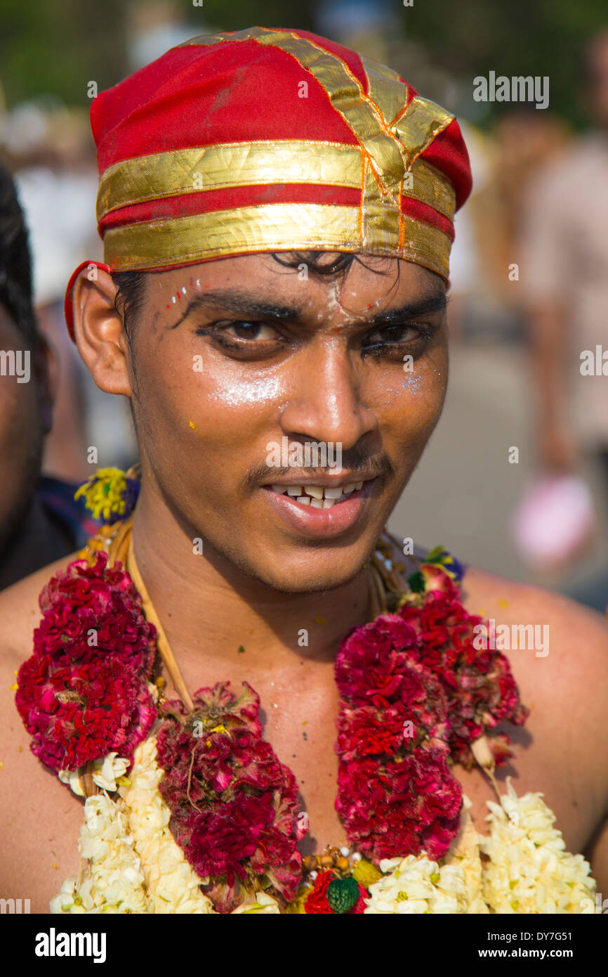 Giovane uomo in costume al Chithirai Thiruvizha festival indù, Madurai, India Foto Stock