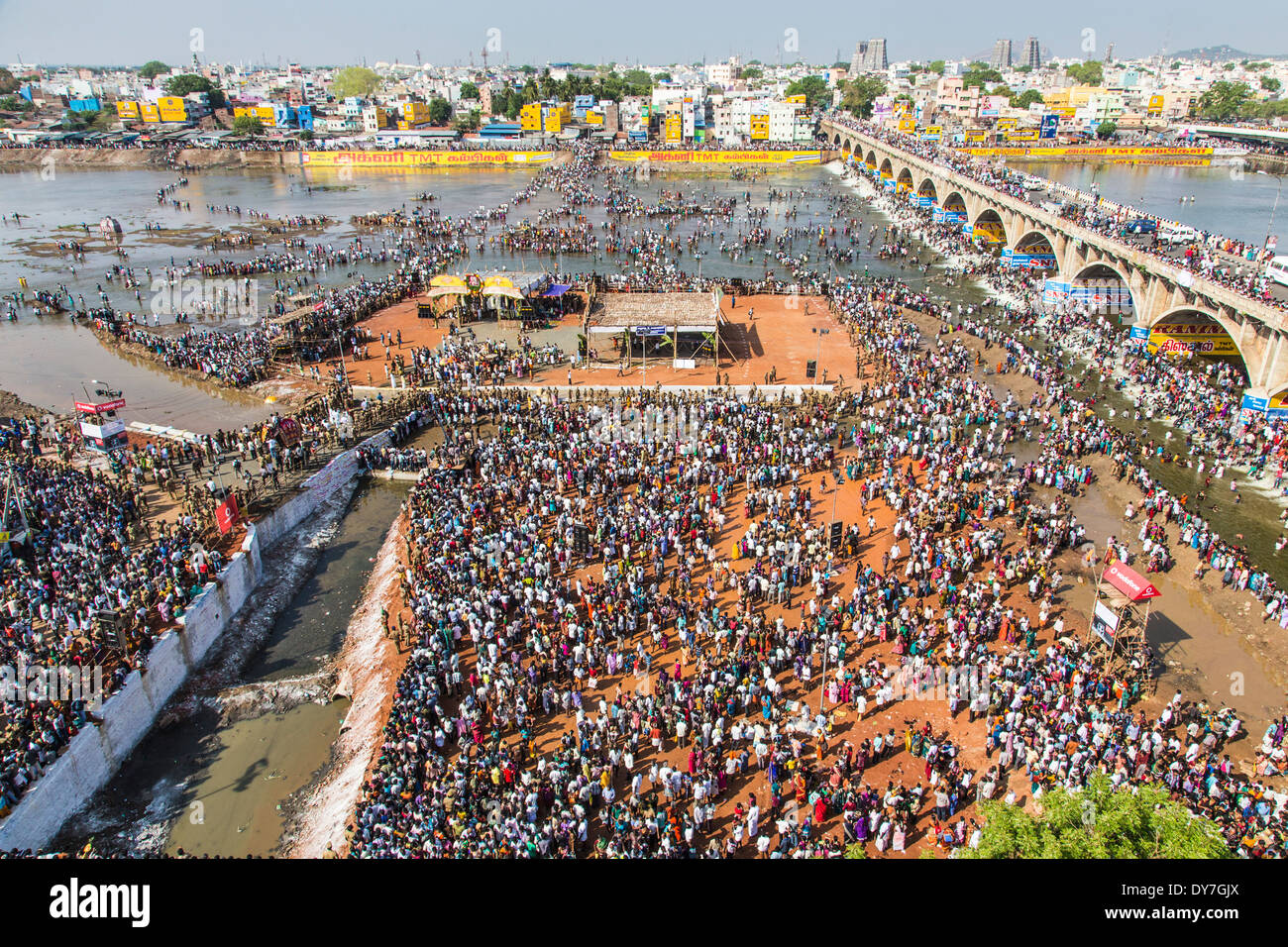 La folla raccolta durante l'Chithirai Thiruvizha festival indù, Madurai, India Foto Stock