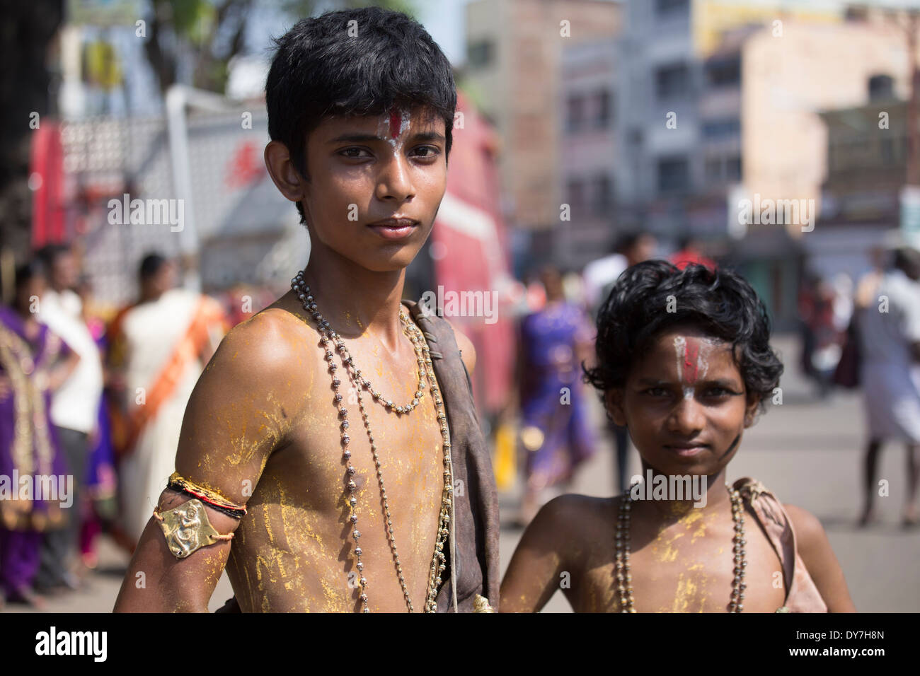Ragazzi verniciate durante Chithirai Thiruvizha festival indù, Madurai, India Foto Stock
