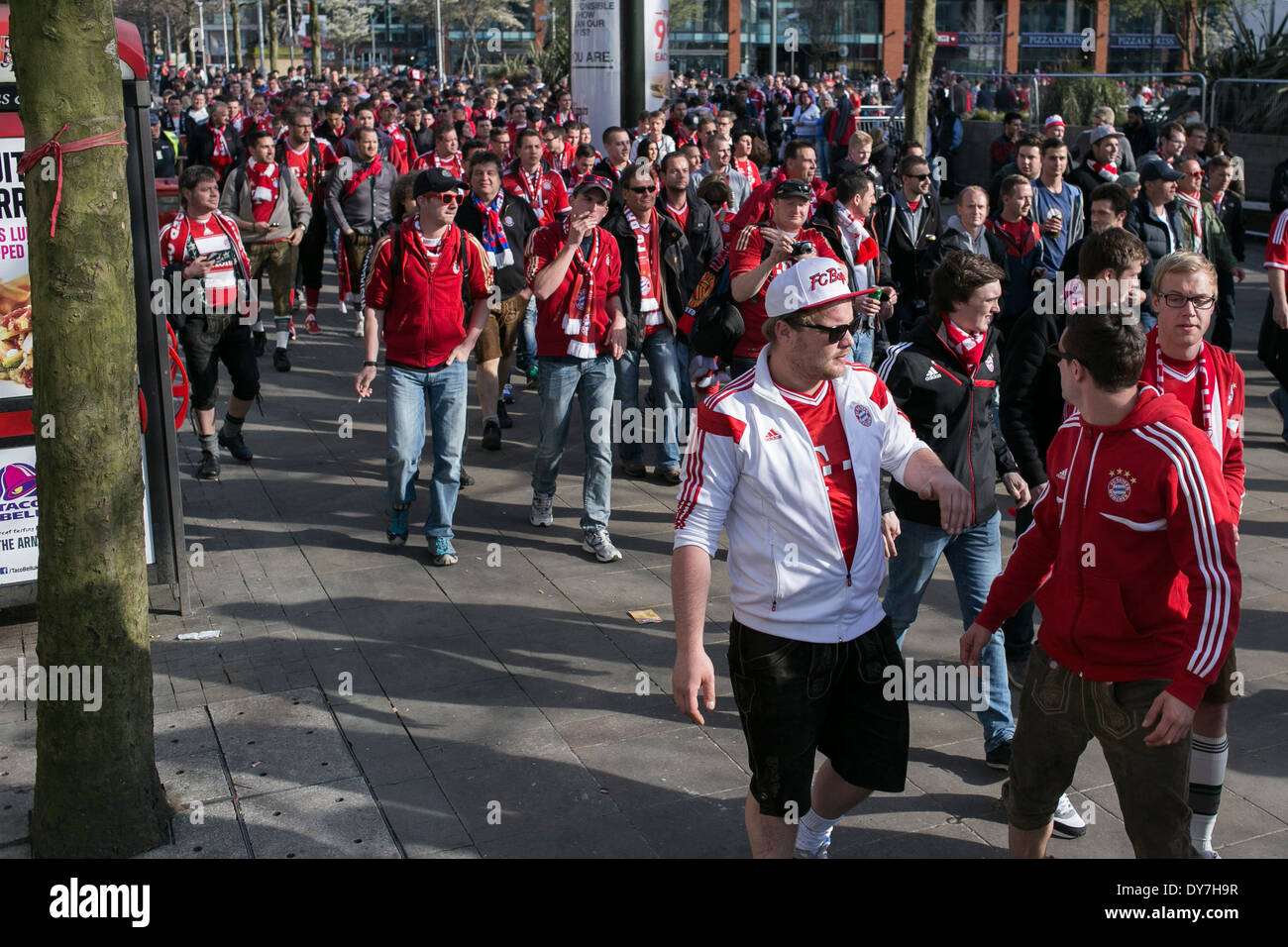 Il Bayern Monaco di ventole in Manchester davanti a loro squadre Champions League contro il Manchester United Foto Stock