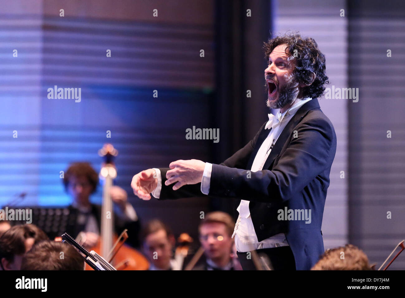 Pechino, Cina. 8 apr, 2014. Gregorio cantante del Manhattan Symphonie conduce la Symphony orchestra durante un concerto presso il Poly Theatre di Pechino, capitale della Cina, 8 aprile 2014. © Wang Zhen/Xinhua/Alamy Live News Foto Stock