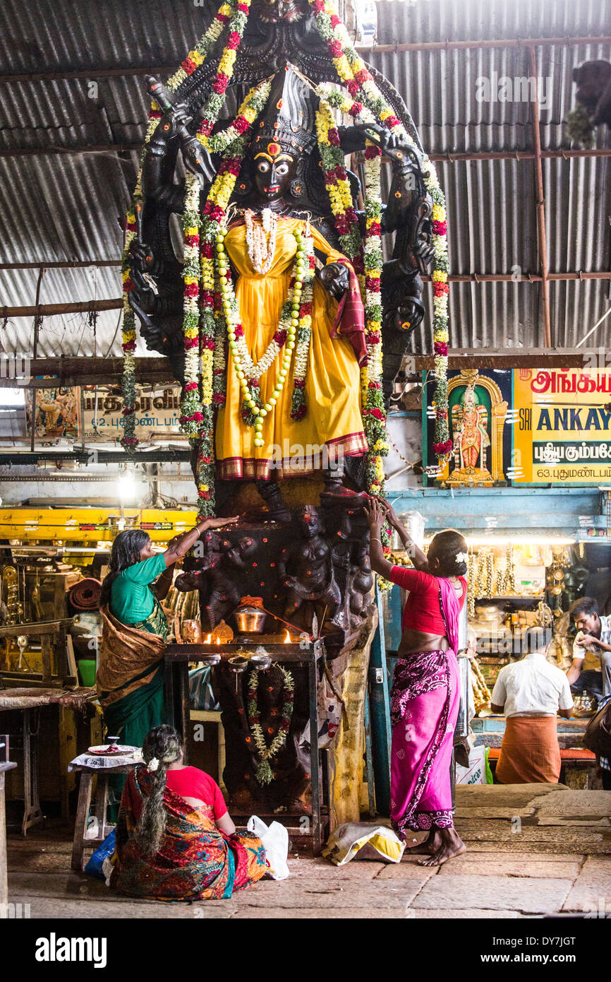 La gente del luogo di culto della dea Kali nell'Meenakshi Amman Tempio, Madurai, India Foto Stock