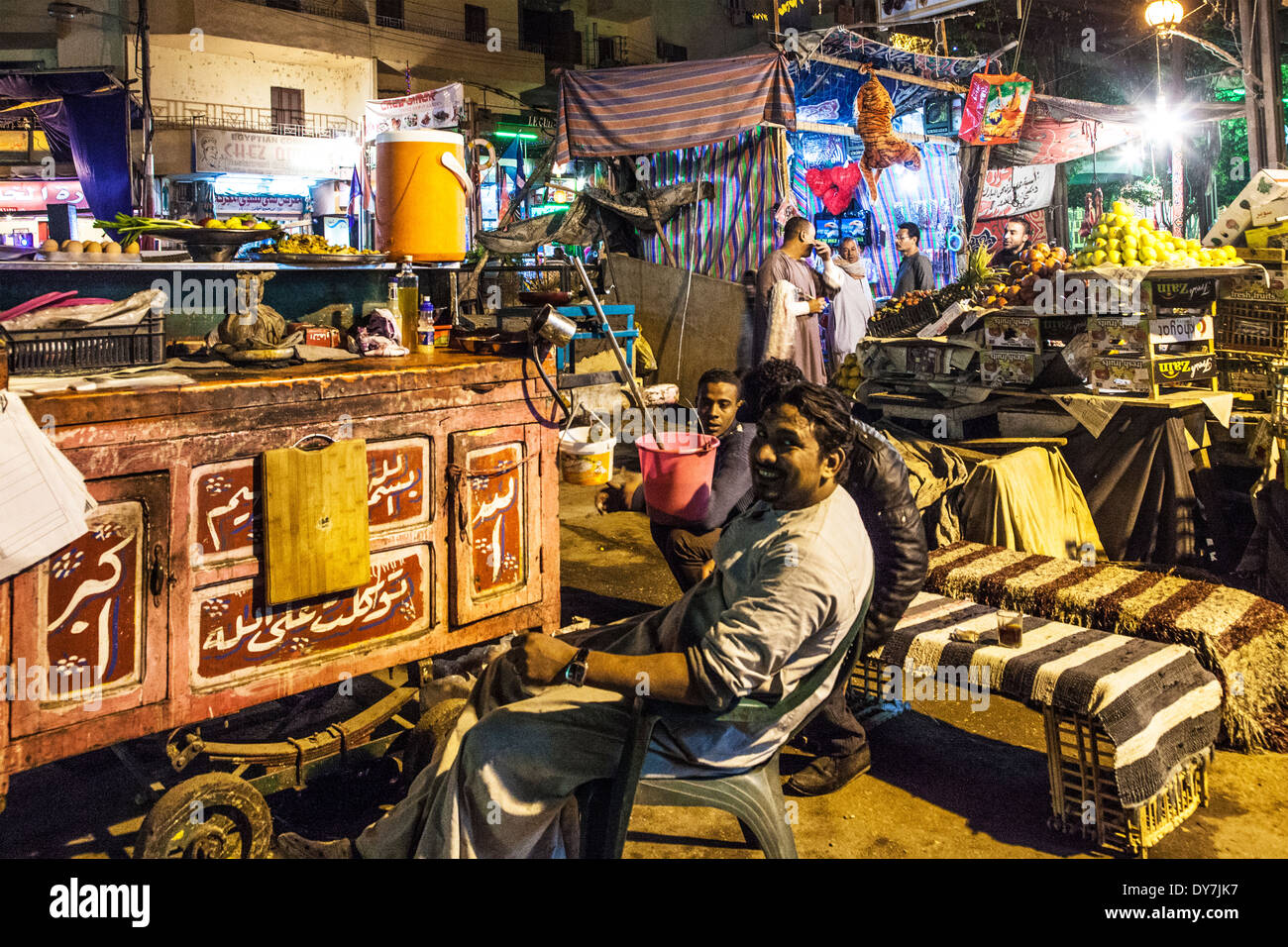 Il mercato notturno o souk di Luxor, Egitto Foto Stock