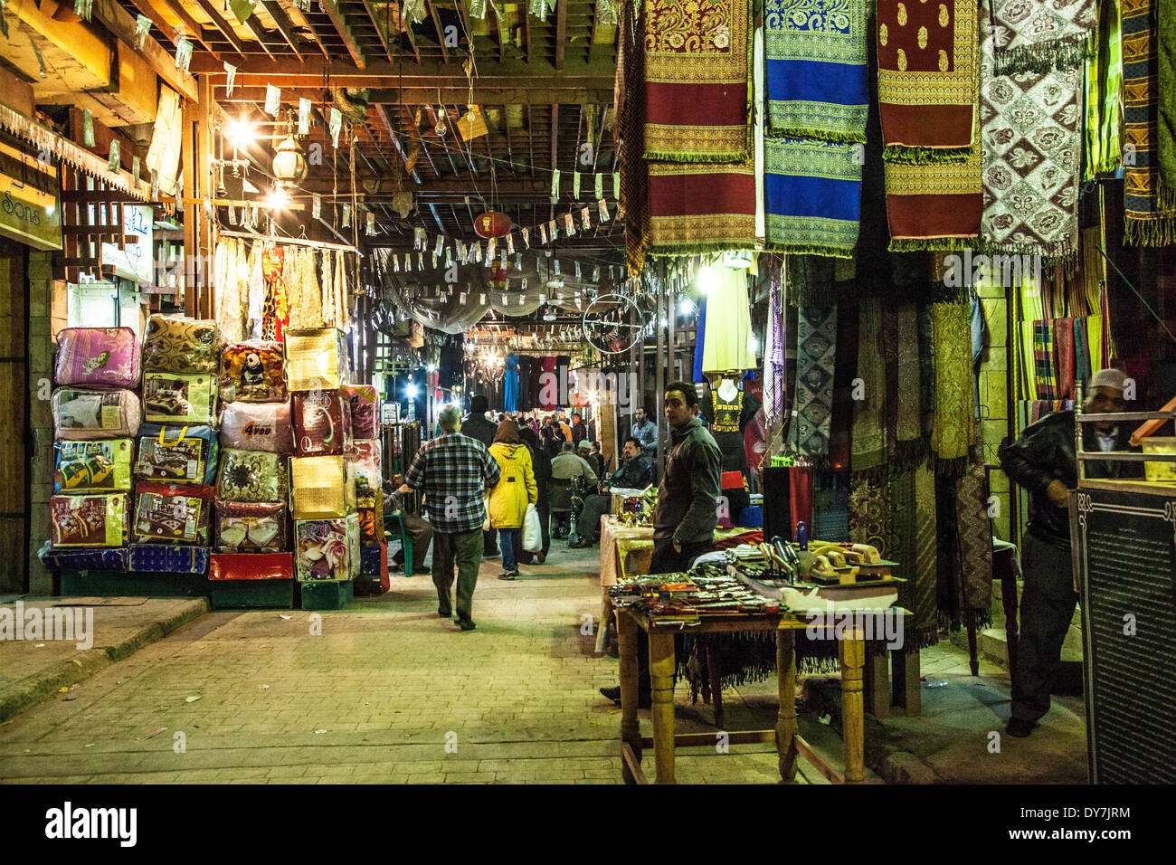 Il mercato notturno o souk di Luxor, Egitto Foto Stock