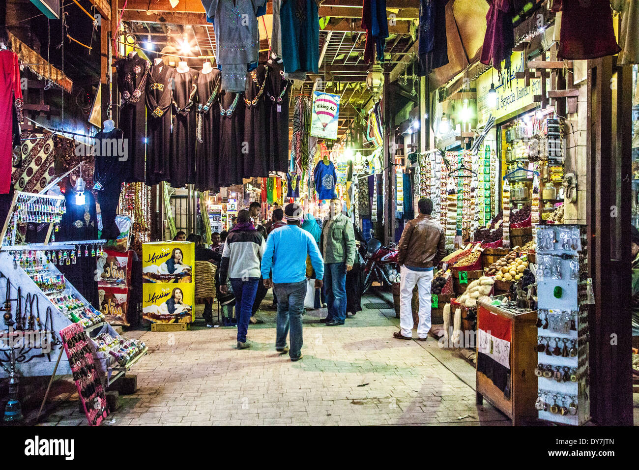 Il mercato notturno o souk di Luxor, Egitto Foto Stock