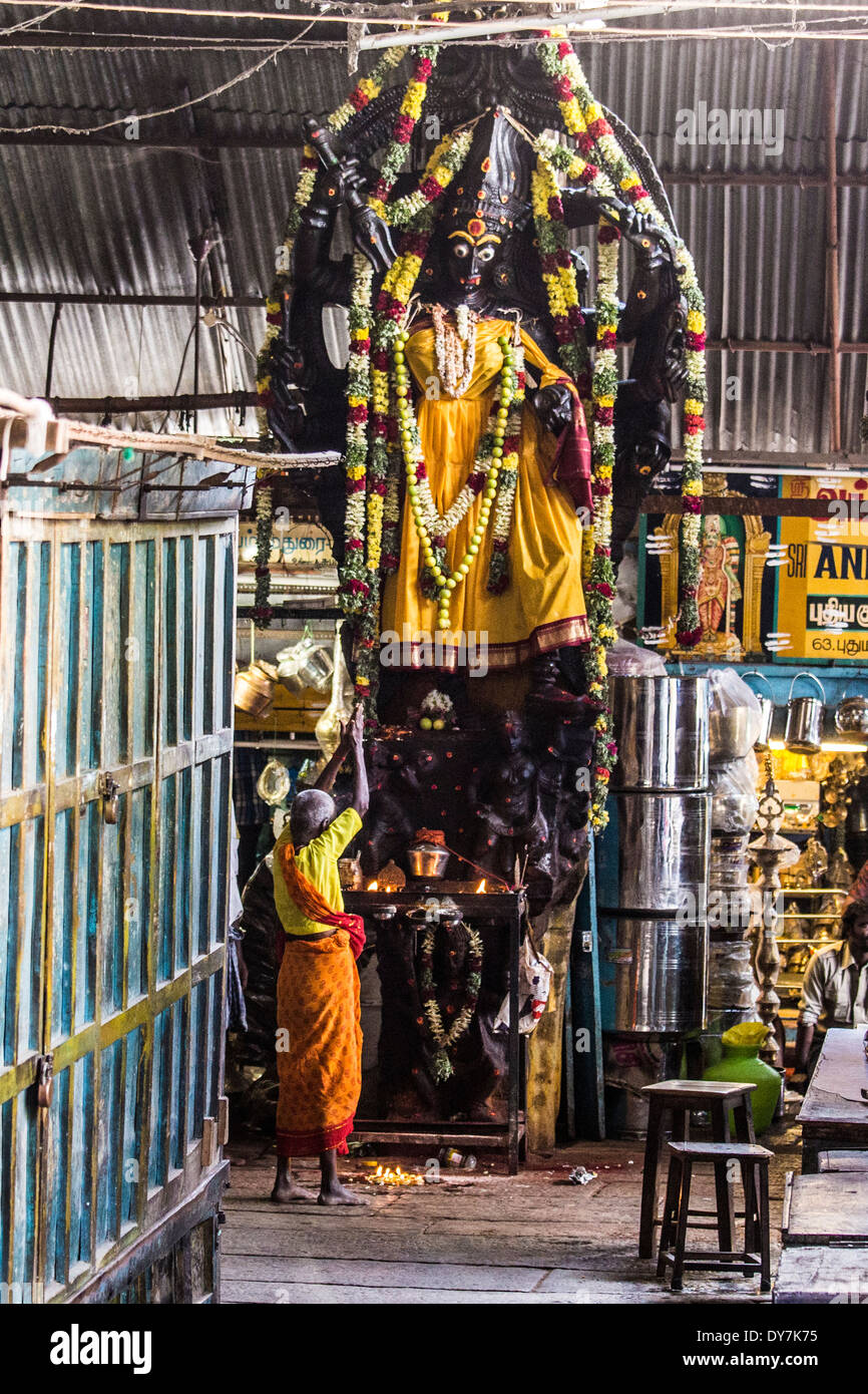 La gente del luogo di culto della dea Kali nell'Meenakshi Amman Tempio, Madurai, India Foto Stock