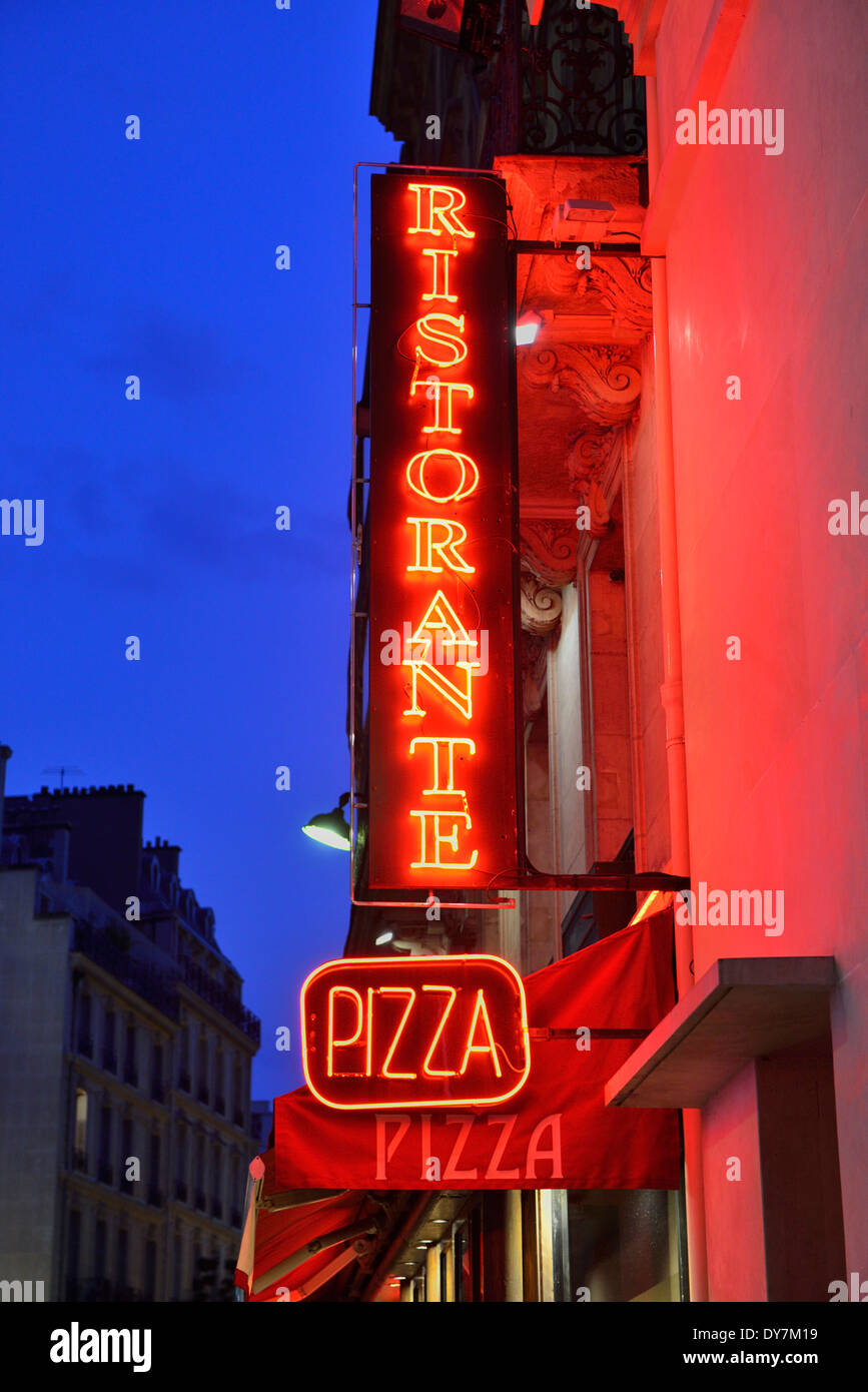 Pizza Ristorante Italiano segno LED , Parigi, Francia Foto Stock