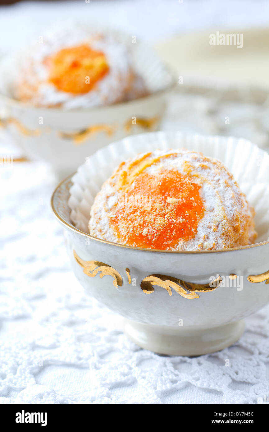 Deliziosi biscotti fatti in casa con marmellata di albicocche Foto Stock