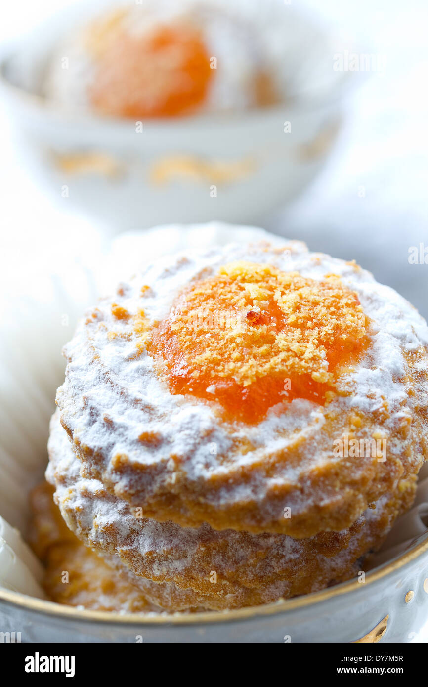 Deliziosi biscotti fatti in casa con marmellata di albicocche Foto Stock