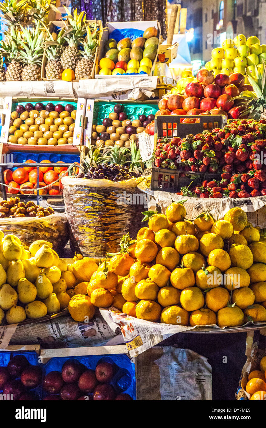 Close-up di un frutto in stallo il mercato notturno o souk di Luxor, Egitto Foto Stock