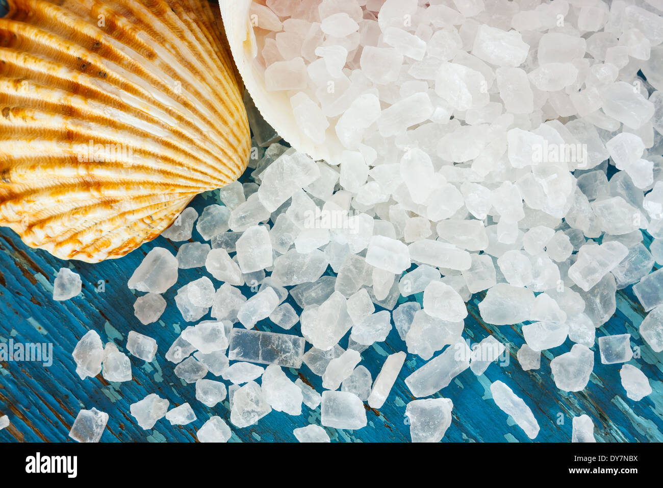 Mare dei cristalli di sale nella shell sulla vecchia scheda dipinta come sfondo Foto Stock