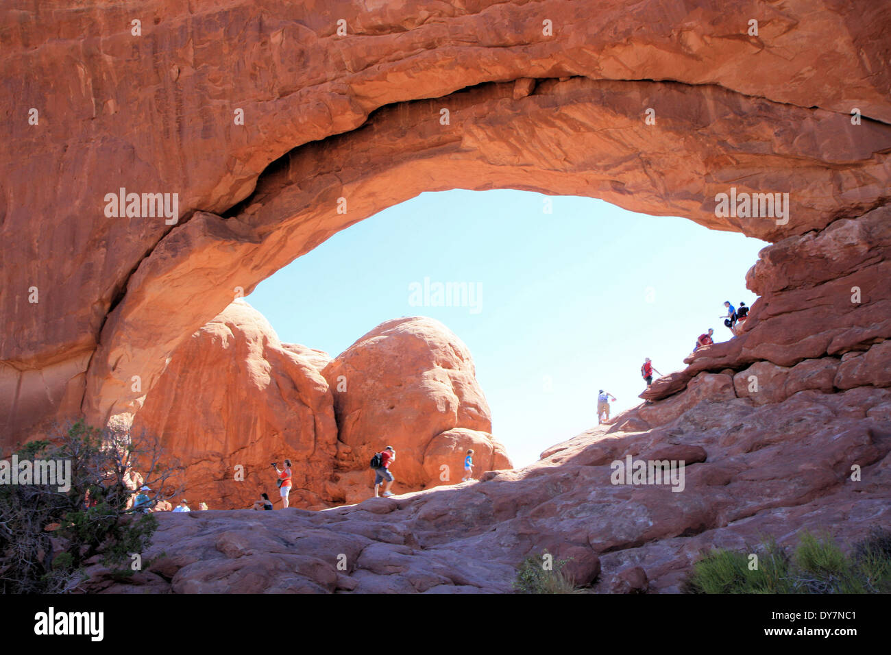 Persone escursionismo; finestra del Nord, il Parco Nazionale di Arches, Moab, Utah, Stati Uniti d'America Foto Stock