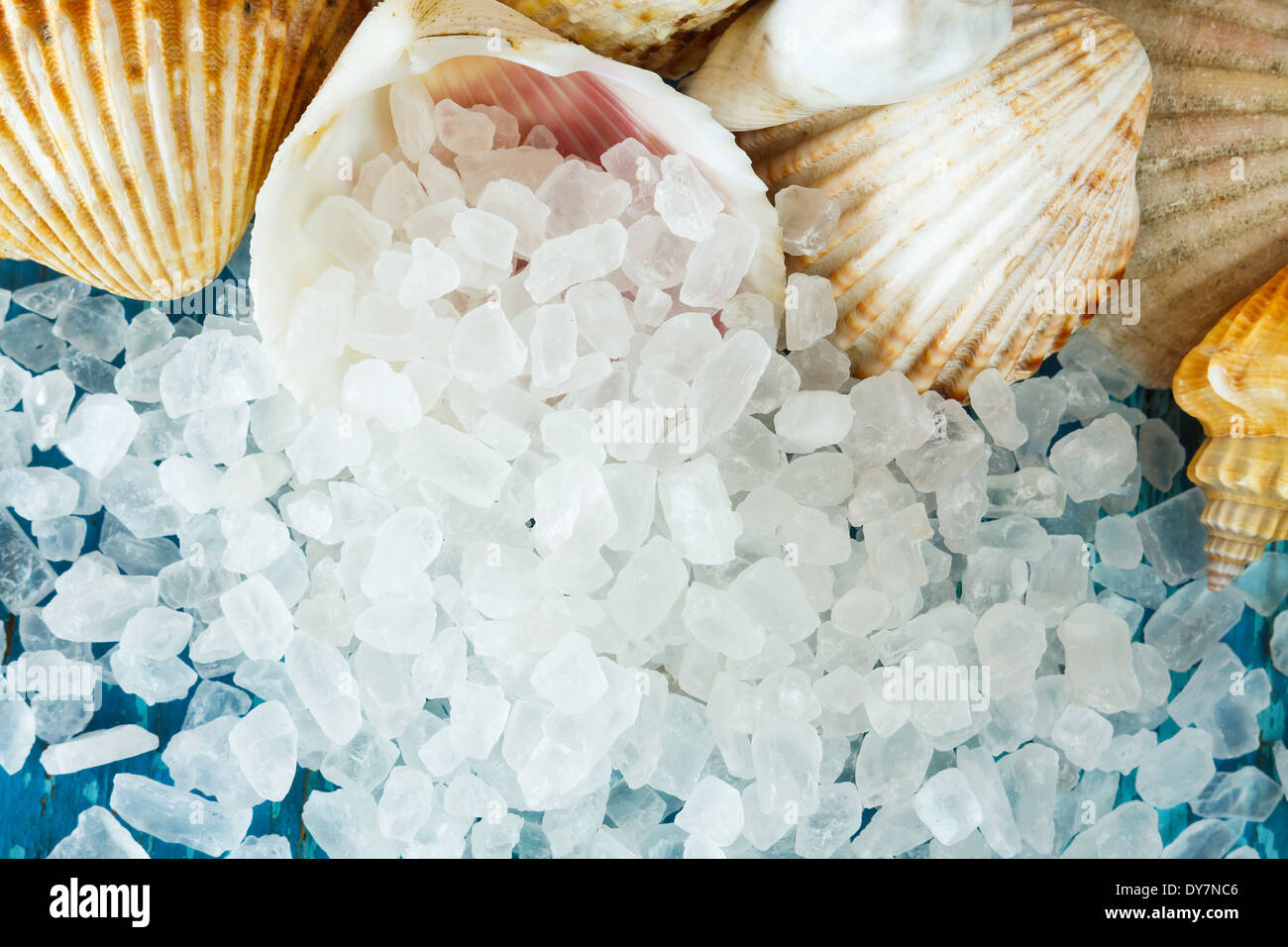 Mare dei cristalli di sale nella shell sulla vecchia scheda dipinta come sfondo Foto Stock