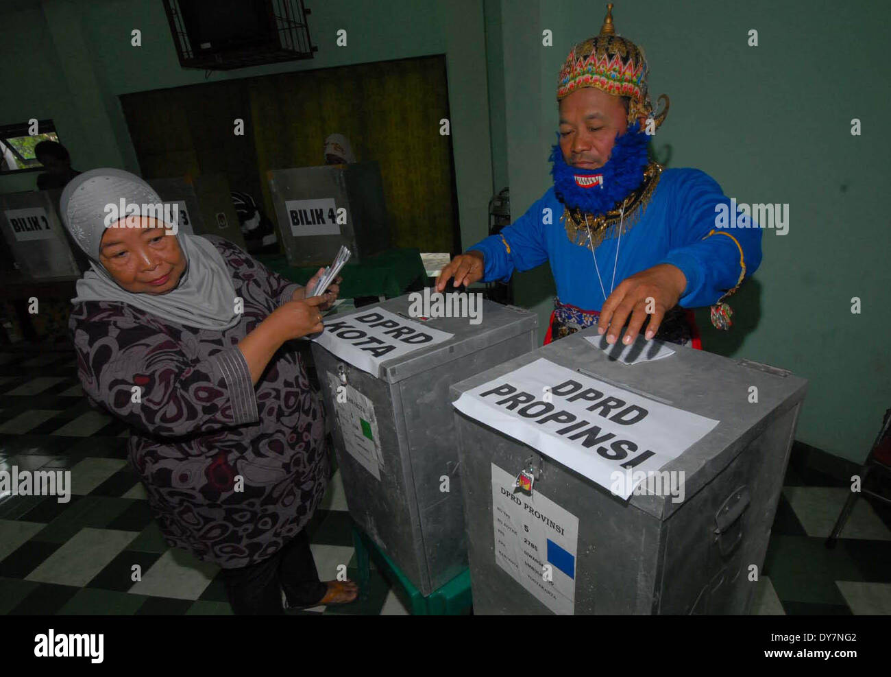 Yogyakarta, Indonesia. 9 Apr 2014. Una donna getta il suo voto in corrispondenza di una stazione di voto durante le elezioni del Parlamento europeo a Yogyakarta, Indonesia, Aprile 9, 2014. Credito: Juli Nugroho/Xinhua/Alamy Live News Foto Stock