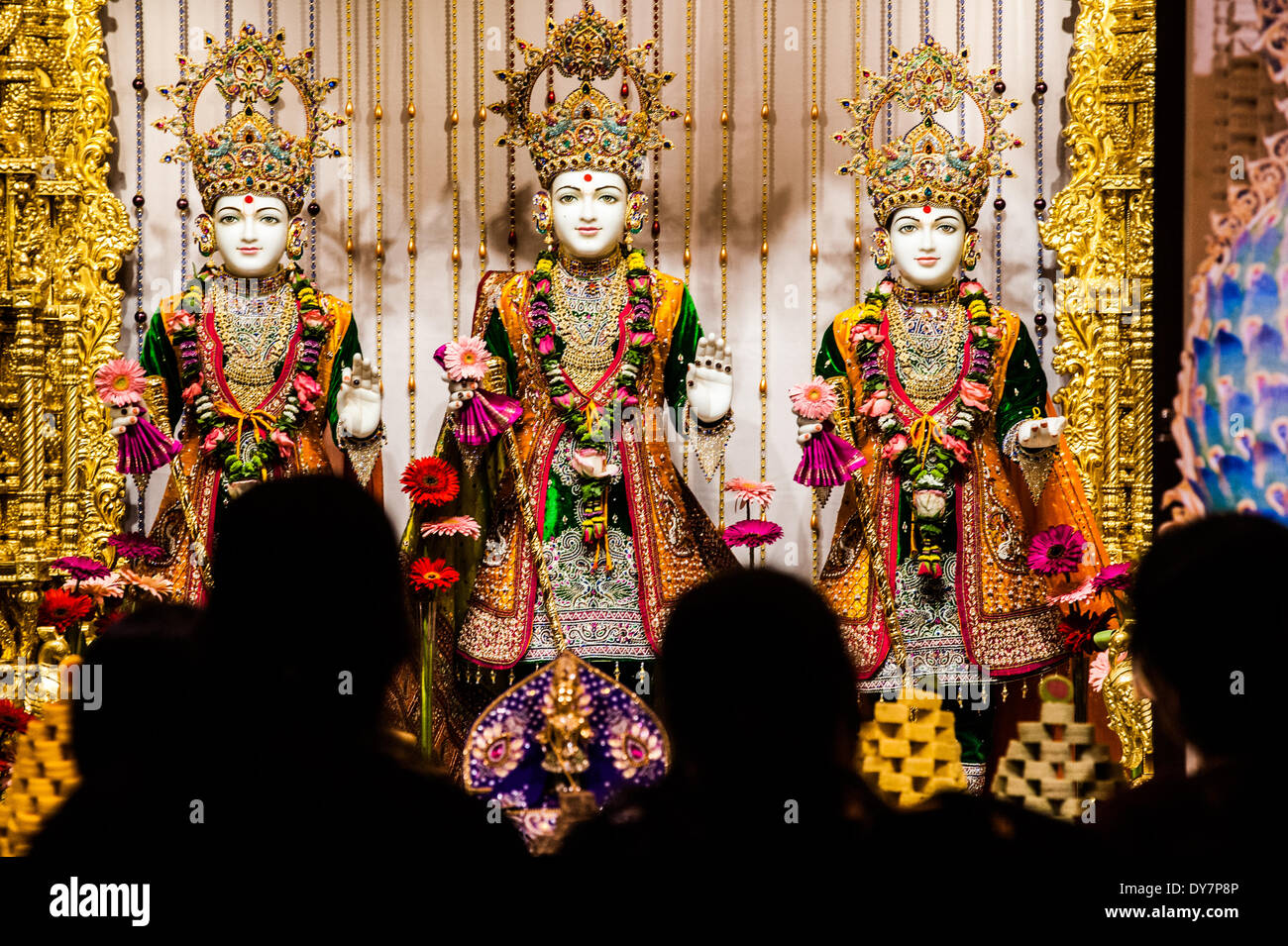 Londra, Regno Unito. 8 Aprile, 2014. Devoti indù per adorare e pregare davanti a statue sacre durante le celebrazioni di Swaminarayan Jayanti a Neasden temple di Londra, per contrassegnare la manifestazione sulla terra di Bhagwan Swaminarayan nel 1781. Credito: Piero Cruciatti/Alamy Live News Foto Stock