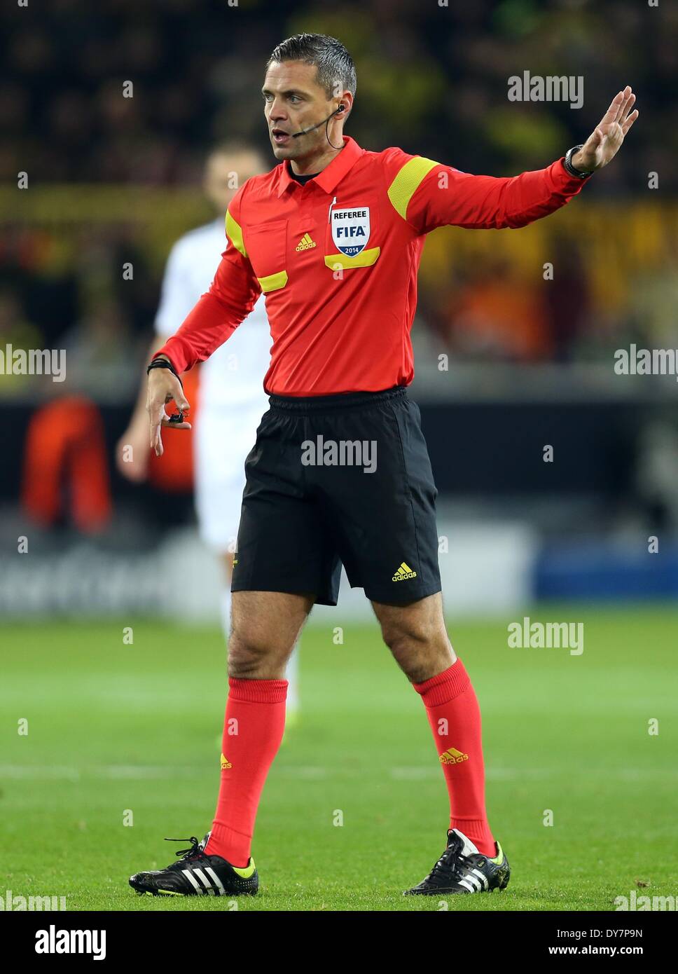 Dortmund, Germania. 08 apr 2014. Arbitro Damir Skomina visto durante la UEFA Champions League quarti di finale di seconda gamba partita di calcio tra Borussia Dortmund e Real Madrid al BVB stadium di Dortmund, Germania, 08 aprile 2014. Real perso 2-0 a Dortmund, su di una prima metà di rinforzo dal Marco Reus, ma raschiato attraverso su un aggregato 3-2 grazie a vincere la prima gamba 3-0. Foto: Friso Gentsch/dpa/Alamy Live News Foto Stock