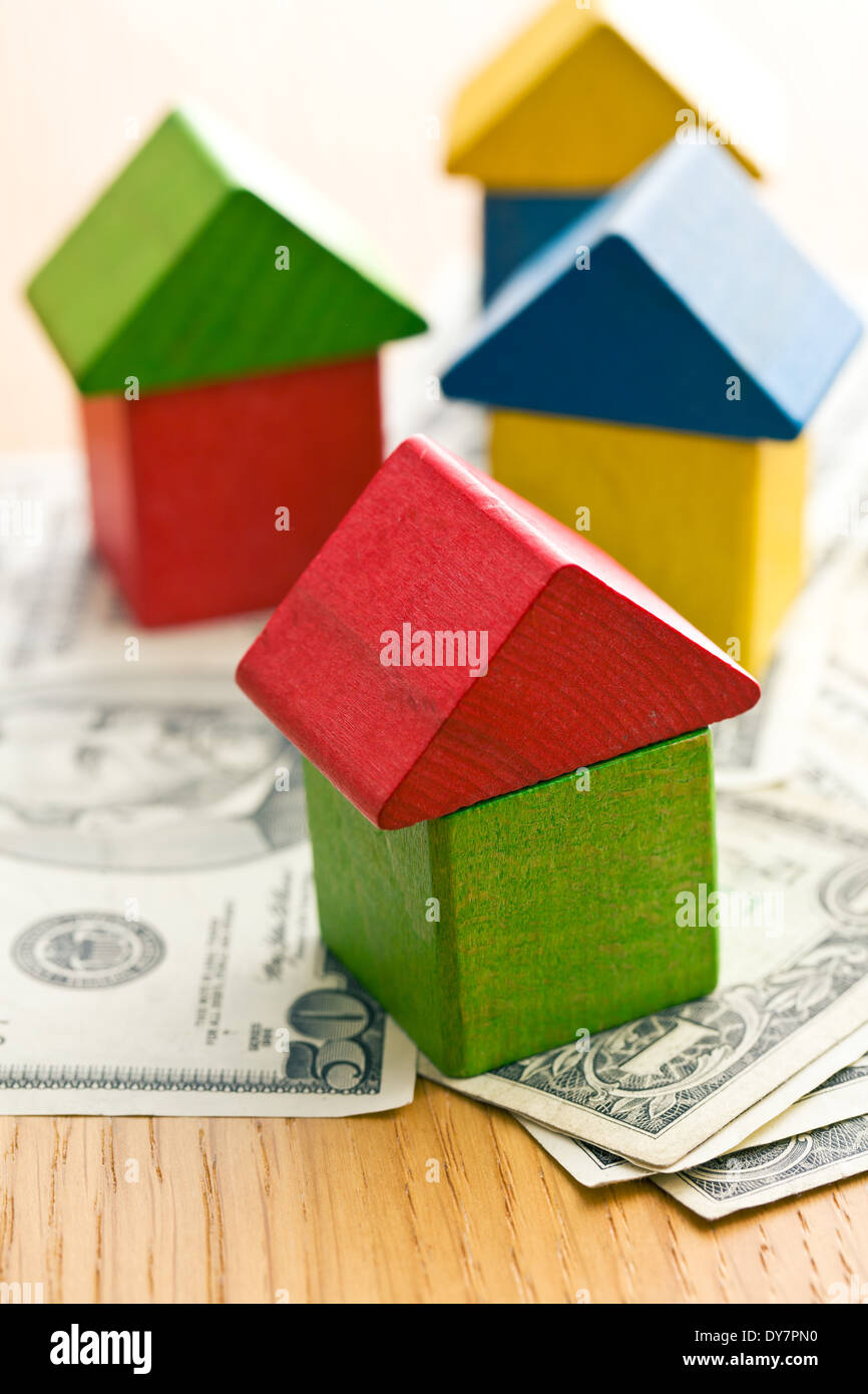 La casa fatta da giocattolo di legno su blocchi di dollari Foto Stock