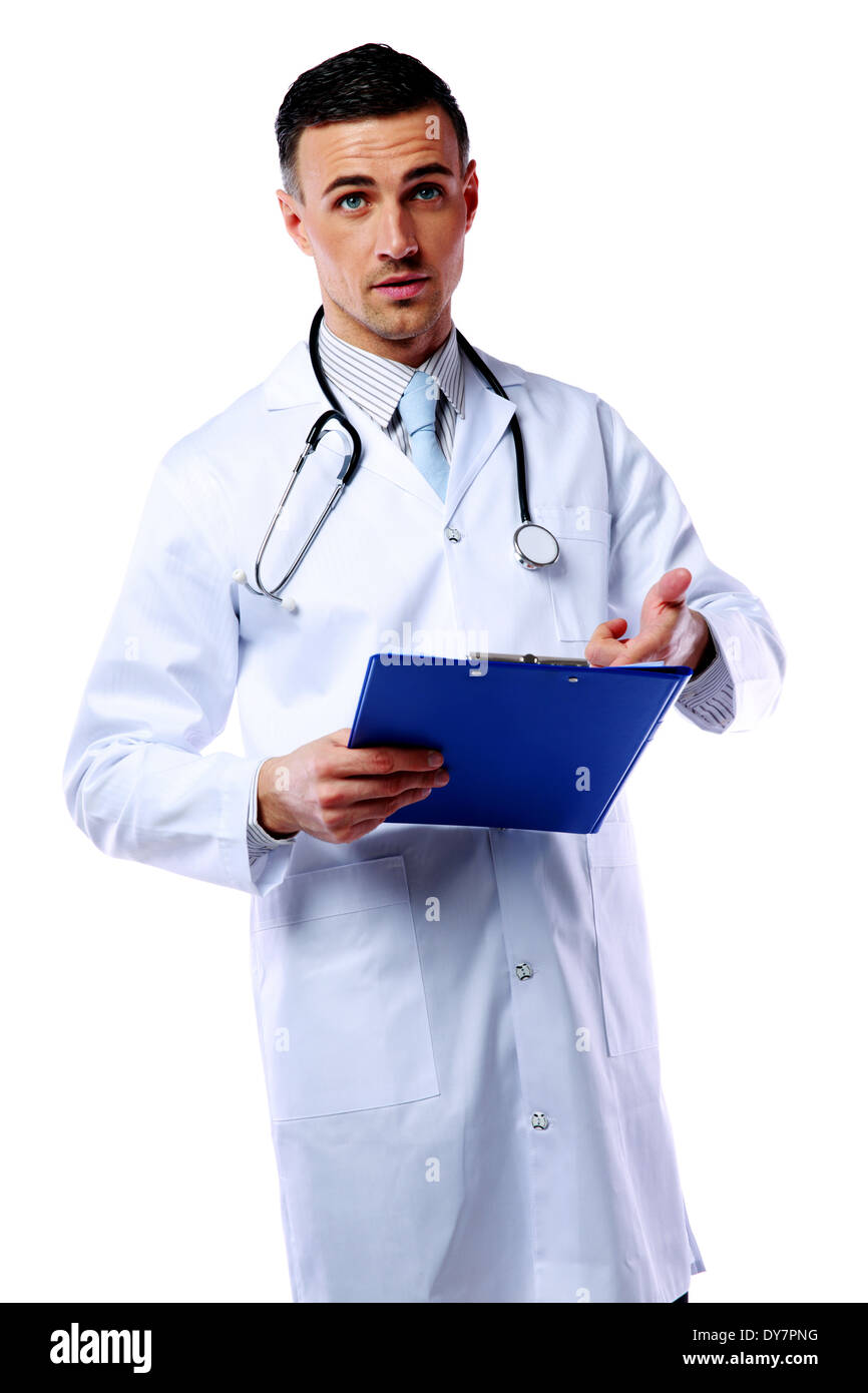 Medico maschio raccontando la diagnosi e la mostra su appunti su sfondo bianco Foto Stock