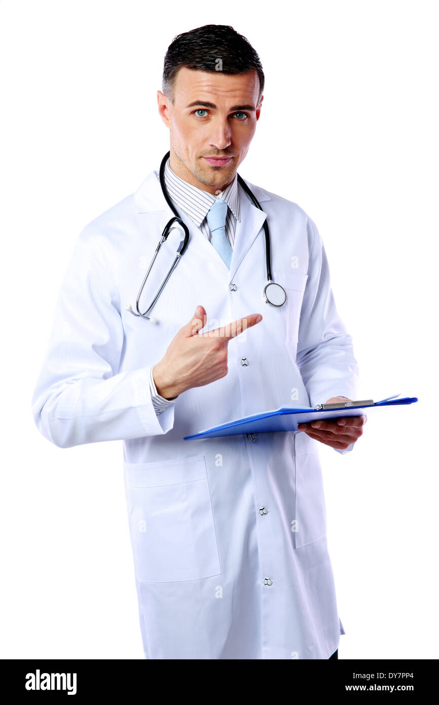 Fiducioso medico maschio con appunti permanente e la mostra gesto su sfondo bianco Foto Stock