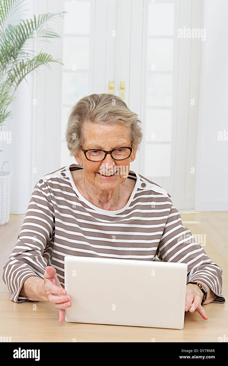 Persona anziana, computer Foto Stock