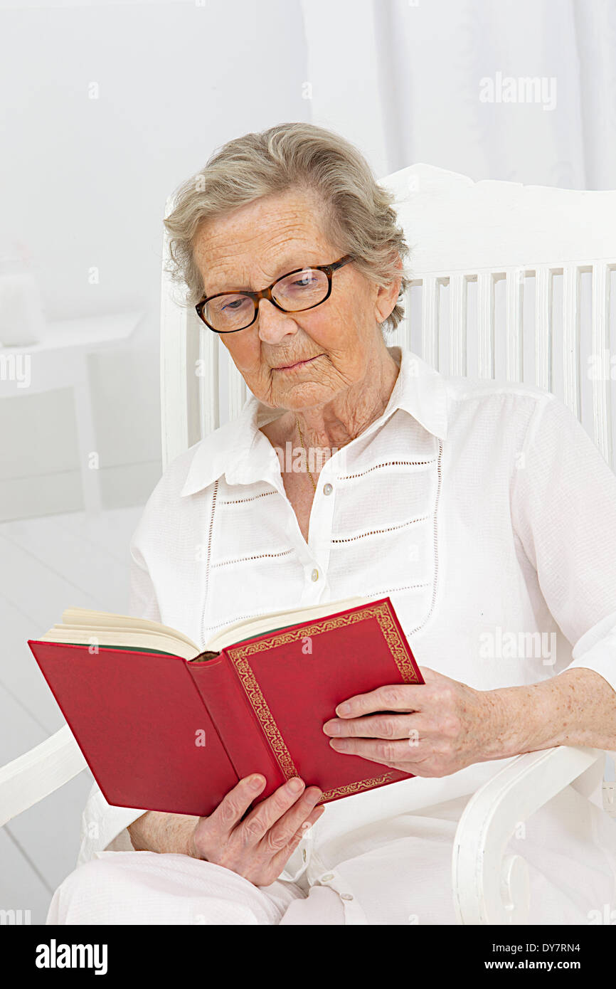 Persona anziana e la lettura Foto Stock