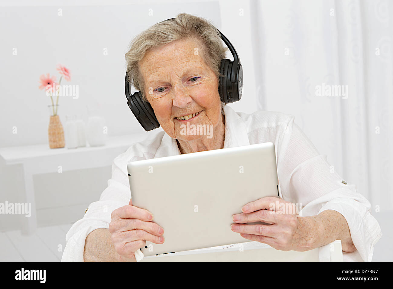 Persona anziana con la compressa Foto Stock