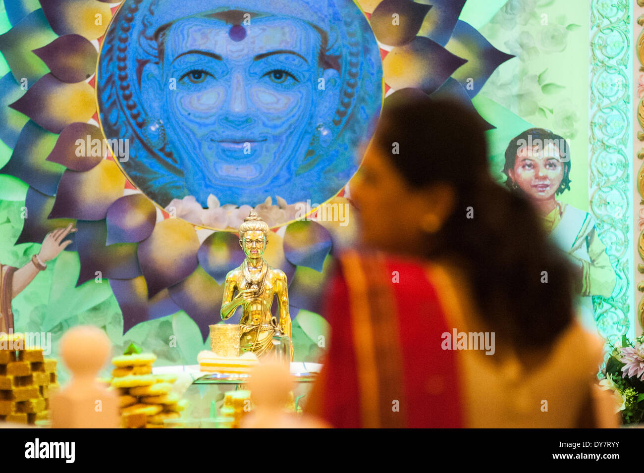 Londra, Regno Unito. 8 Aprile, 2014. Una donna Indù paga i suoi omaggi e pregare davanti alla statua di Bhagwan Swaminarayan durante le celebrazioni di Swaminarayan Jayanti a Neasden temple di Londra, per contrassegnare la manifestazione sulla terra di Bhagwan Swaminarayan nel 1781. Credito: Piero Cruciatti/Alamy Live News Foto Stock