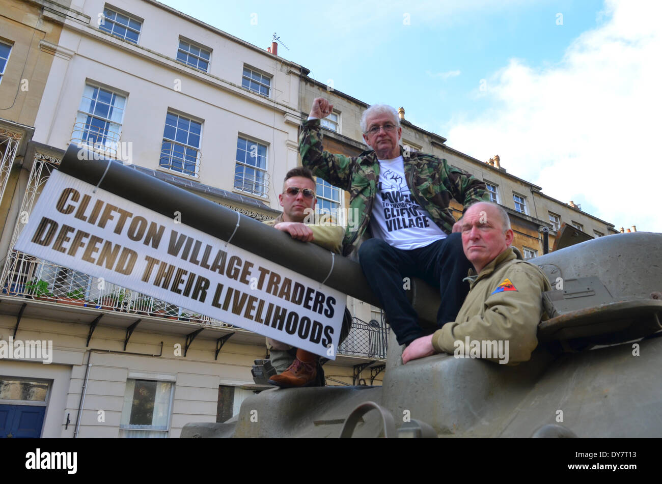 Bristol, Regno Unito, 9 Aprile, 2014. Un serbatoio viene guidato attraverso le strade del villaggio di Clifton a Bristol, in segno di protesta di parcheggio su strada consente portato dal neo eletto sindaco . Sulla parte superiore della torretta è Tony miglia, Smiley Miley dalla radio di un road show che sta protestando. Robert Timoney/AlamyLiveNews Foto Stock