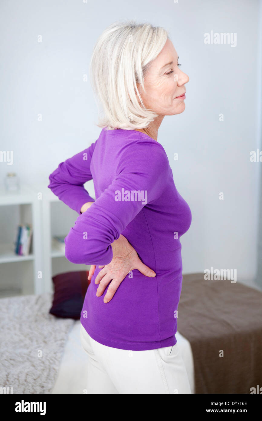I dolori alla parte inferiore della schiena in persona anziana Foto Stock