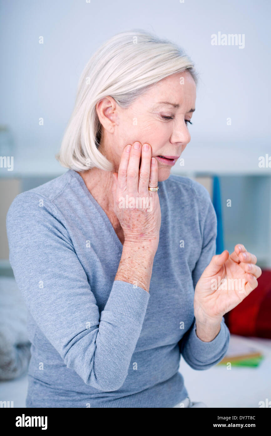 Persona anziana con un mal di denti Foto Stock