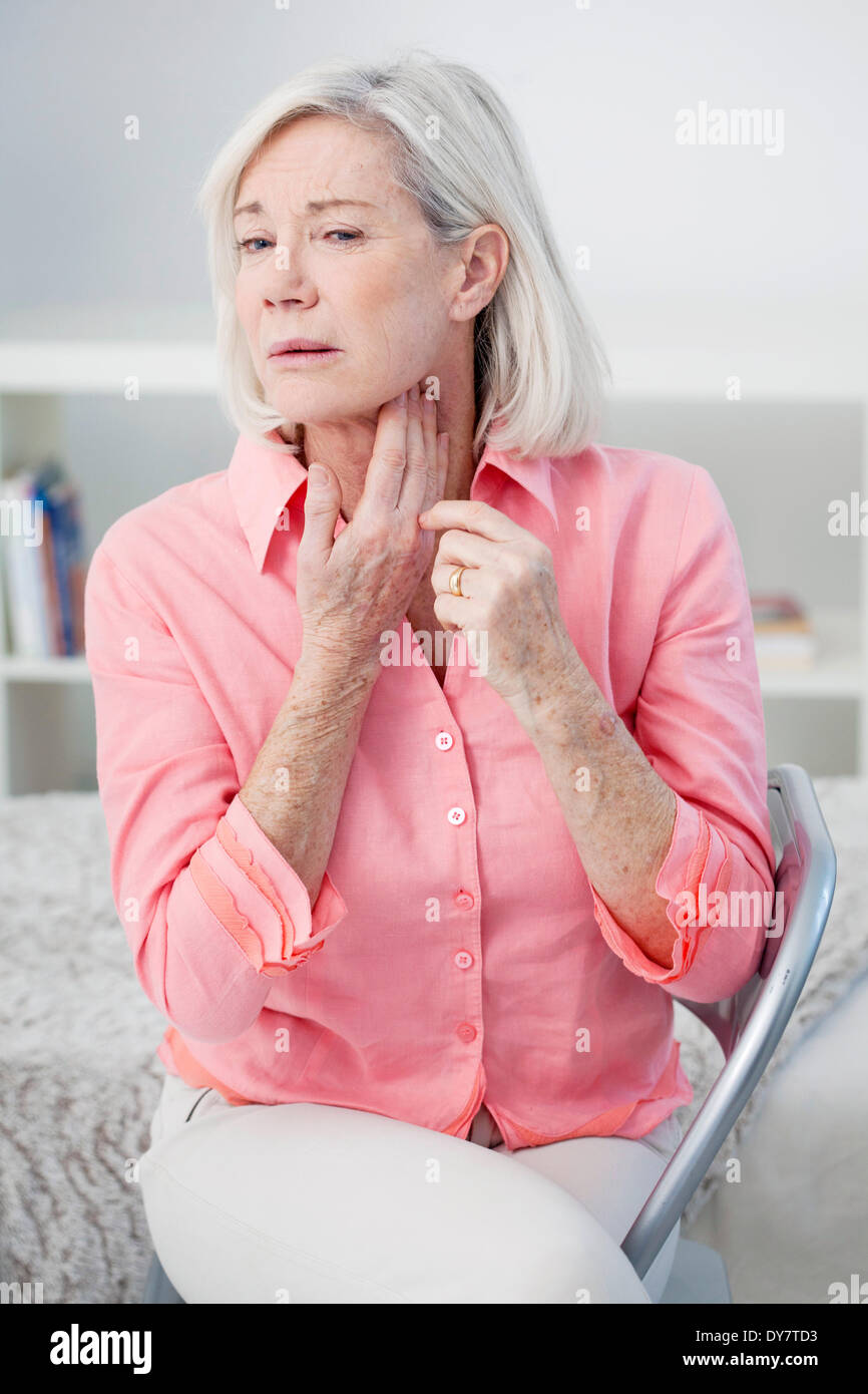 Persona anziana con mal di gola Foto Stock