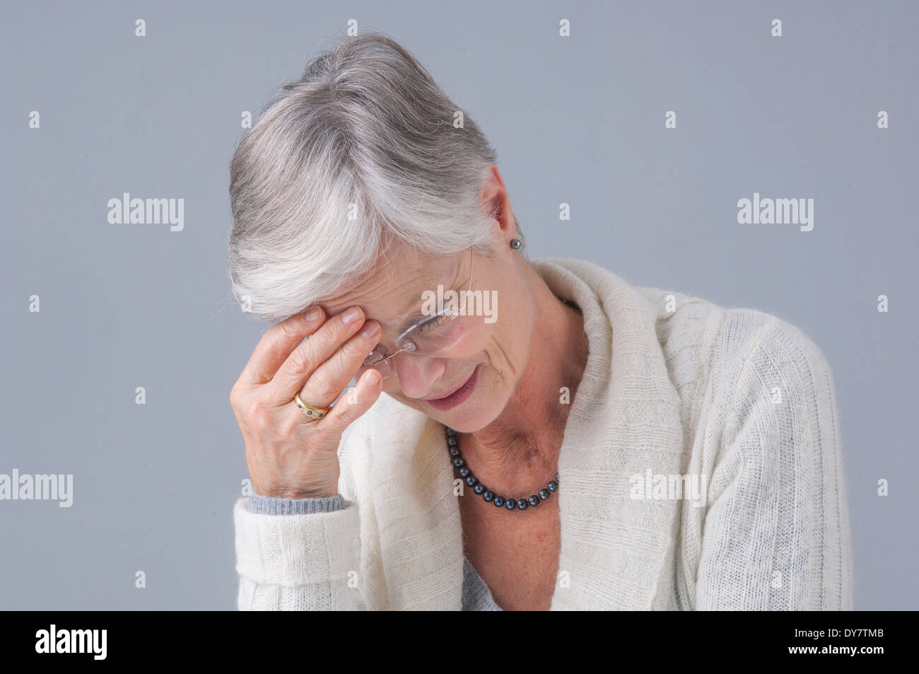 Persona anziana in ambienti interni Foto Stock