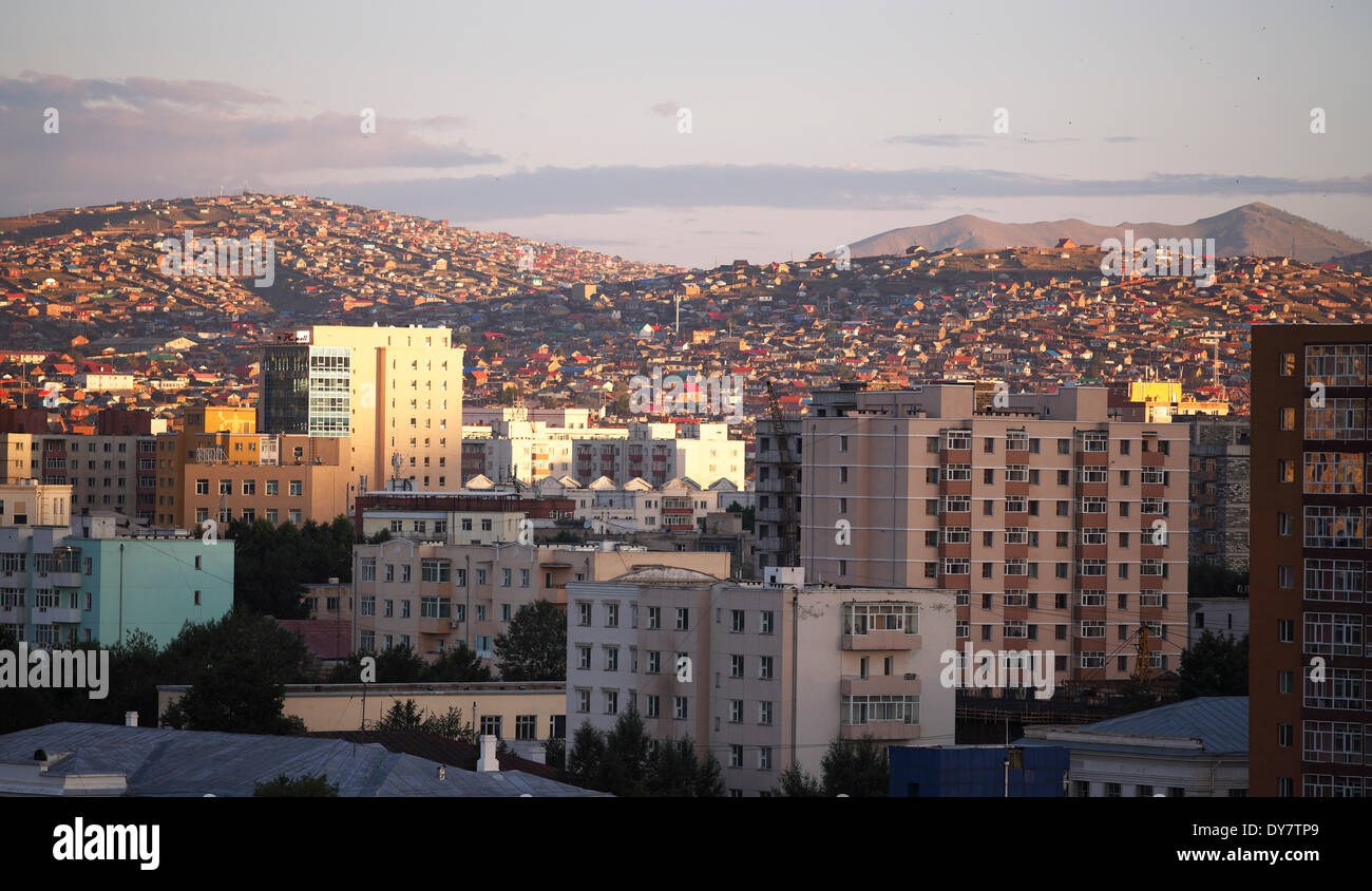 Paesaggio urbano nella luce della sera, Ulan Bator o Ulaanbaatar, in Mongolia Foto Stock