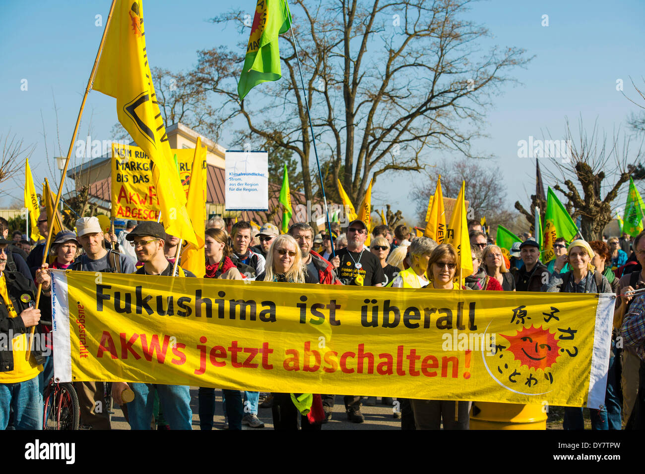 Anti-nucleare dimostrazione sul terzo anniversario della Fukushima disastro nucleare, a Fessenheim nucleare Foto Stock