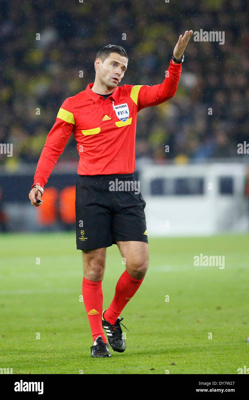 Arbitro Damir Skomina durante quarti di finale della Champions League match tra Borussia Dortmund e Real Madrid, Signal Iduna Park di Dortmund on April 08, 2013. Foto Stock