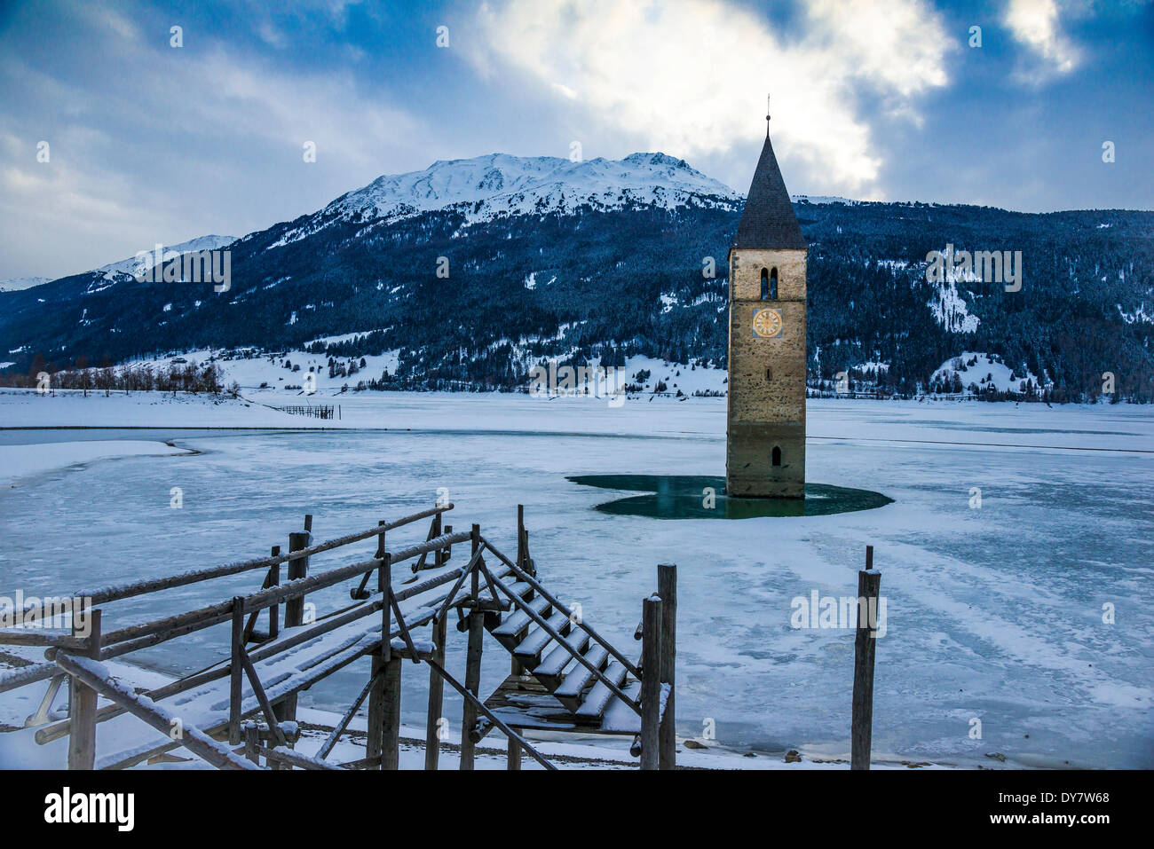 Chiesa torre del lago di Resia, Graun, Passo Resia, Val Venosta, Alto Adige, Italia Foto Stock