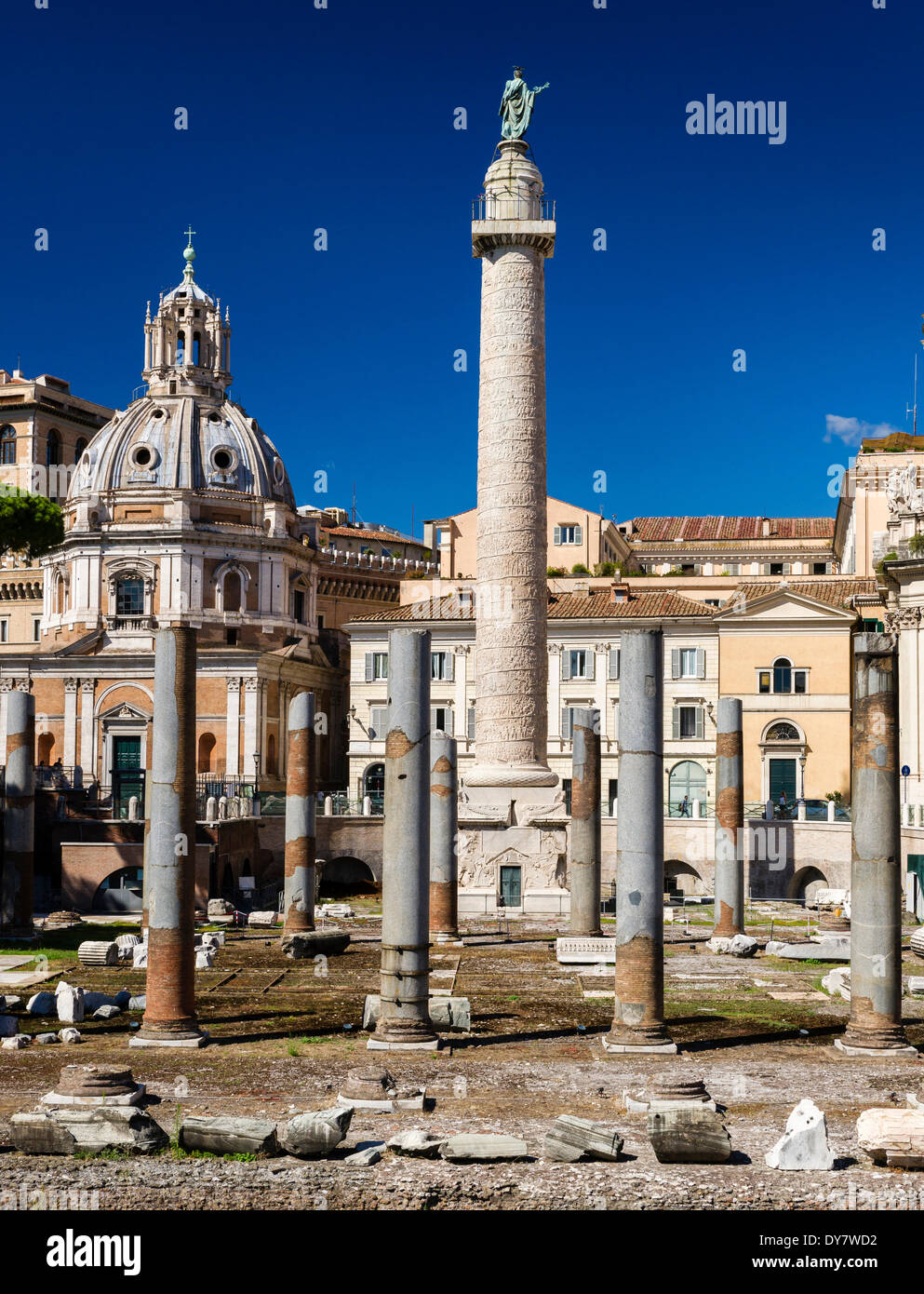 Foro di Traiano o il Foro di Traiano, Colonna di Traiano e colonne della Basilica Ulpia, Fori Imperiali, Santa Maria di Loreto a Foto Stock