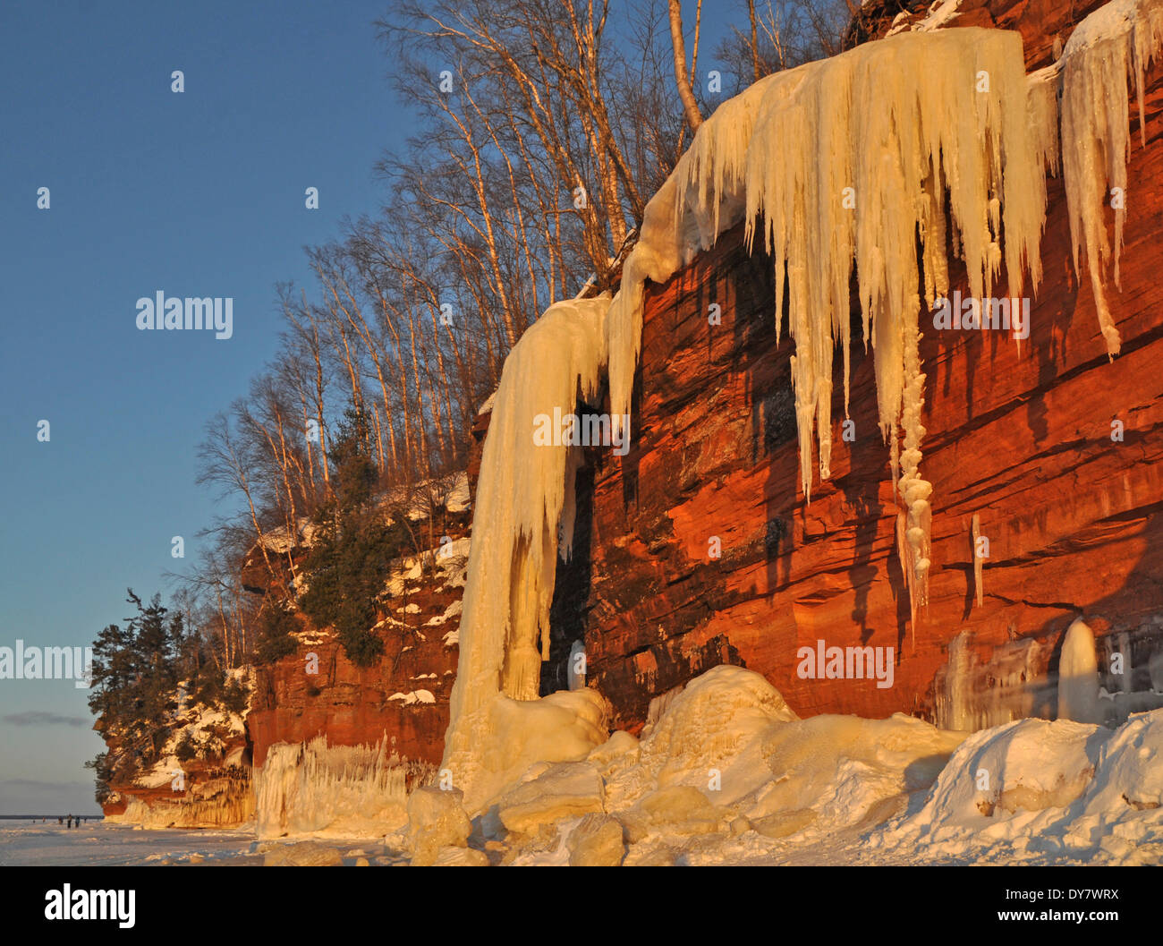 Cascate ghiacciate e ghiaccioli pendenti da pietra arenaria rossa cliff, laghi Superior, Apostle Islands National Lakeshore, Bayfield Foto Stock