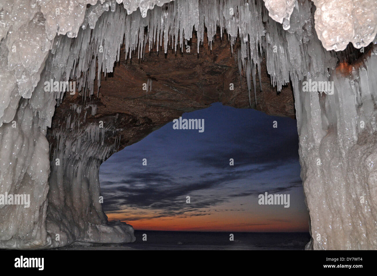 Ghiaccioli e formazioni di ghiaccio in una grotta pendenti dal soffitto sulla riva del lago ghiacciato Superior, Apostle Islands National Foto Stock