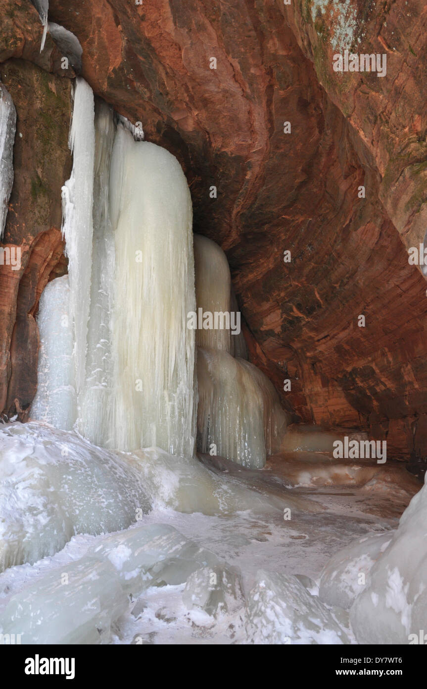 Cascate gelate all'interno di una grotta sulla riva del lago Superior, Apostle Islands National Lakeshore, Bayfield, Wisconsin, STATI UNITI D'AMERICA Foto Stock