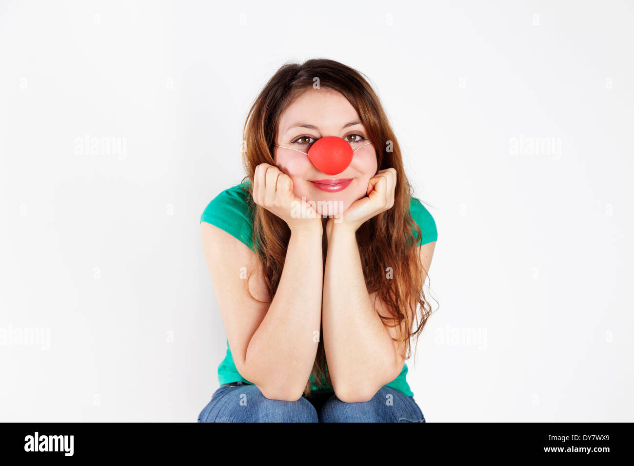 Giovane donna con clown naso Foto Stock