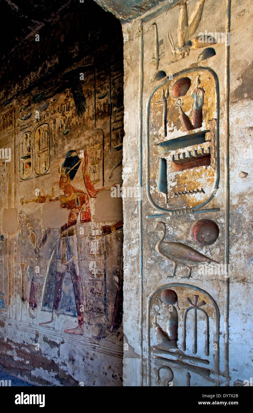 Tempio di Ramses III (1198-1167 A.C. - XX° Dyn.) a Medinet Habu: rilievi sulle colonne nel primo cortile.Due cartouches Foto Stock
