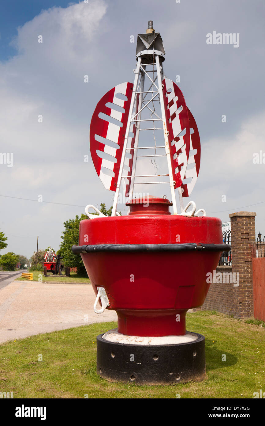 East Sussex, segala, Porto vecchio rosso boa di navigazione al di fuori dell ingresso in fabbrica Foto Stock