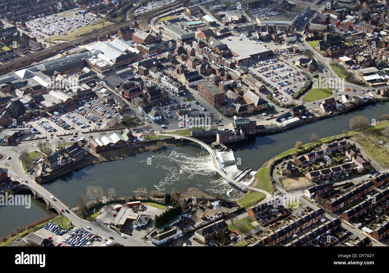 Vista aerea della curva ponte sul fiume Aire e Castleford Town Center, West Yorkshire Foto Stock