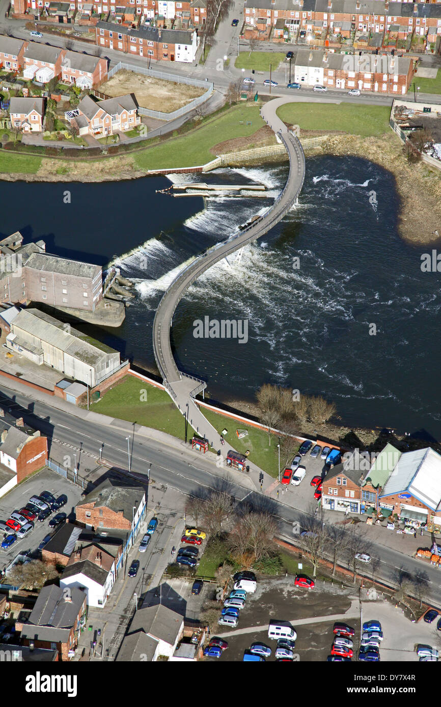 Vista aerea della curva ponte sul fiume Aire a Castleford, West Yorkshire Foto Stock