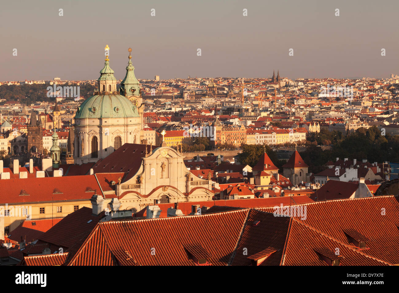 Vista attraverso Malá Strana, Mala Strana di Praga, con la Chiesa di San Nicola e la Malá Strana Torre del Ponte, Praga, Boemia Foto Stock