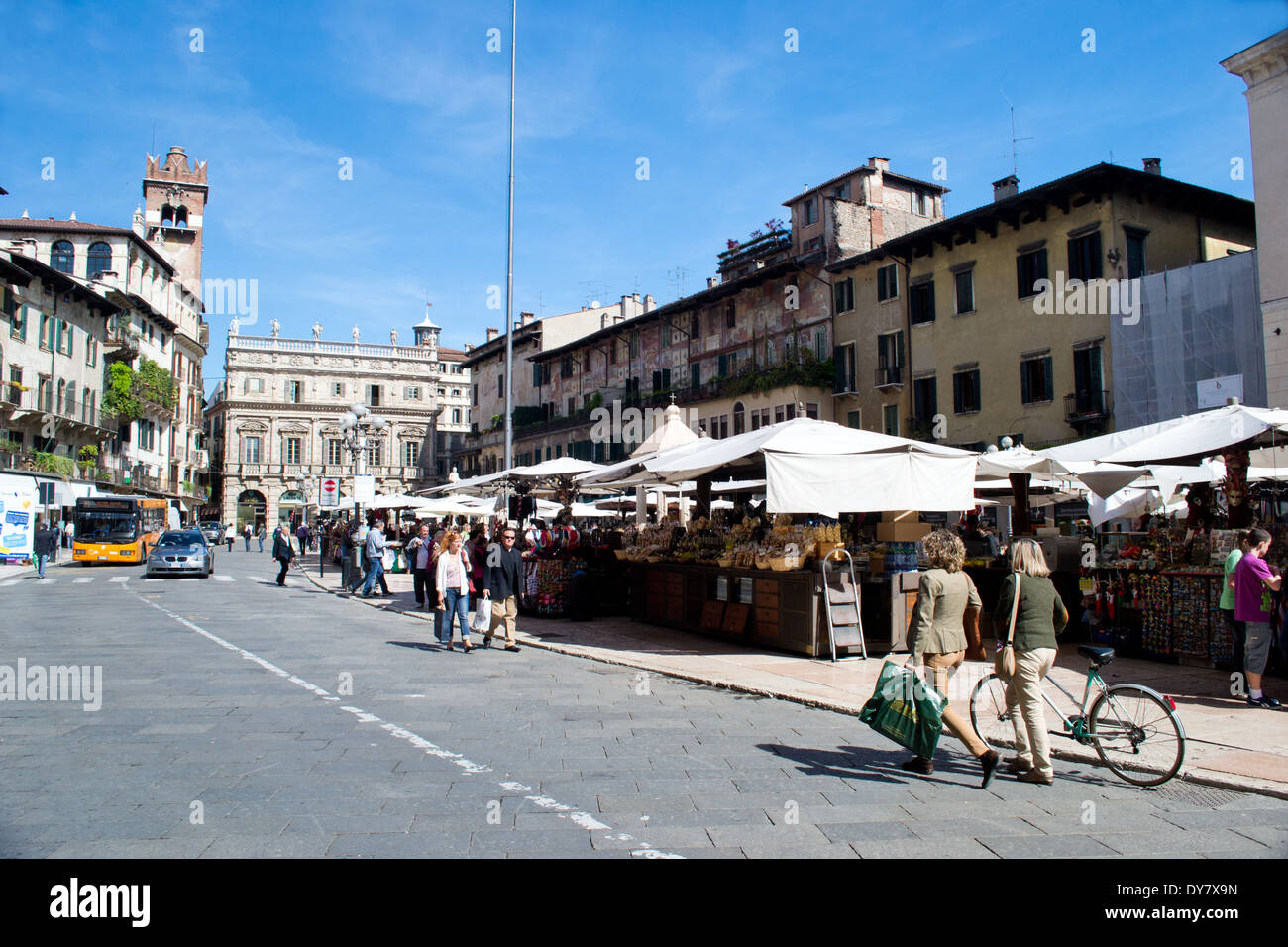 Aprile 26,2012. Verona, Italia.Piazza Erbe.Vista della torre. giorno di mercato e una veduta del palazzo maffei.Persone mercato in Piazz Foto Stock