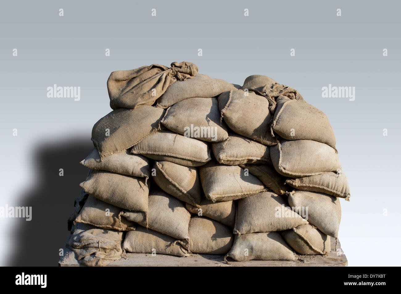Pila di sacchi di sabbia Foto Stock