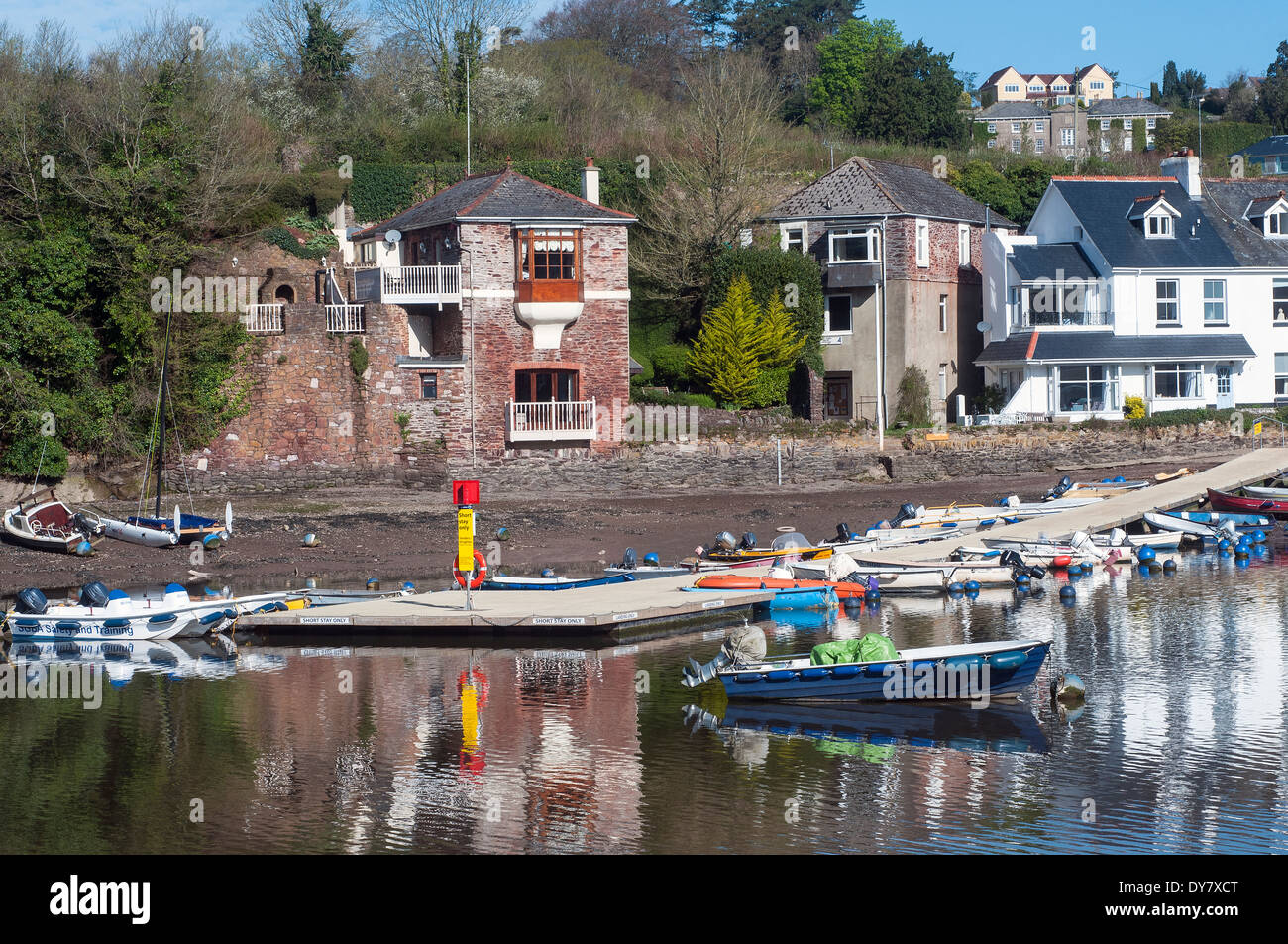 Stoke Gabriel,devon,mill piscina,mill pond,fred pontin,ripples, tempo libero, river dart, la pace, la vita, Gabriel, surfer, muta, paese Foto Stock